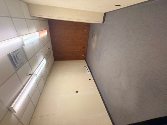 Interior photo of Suite 100.