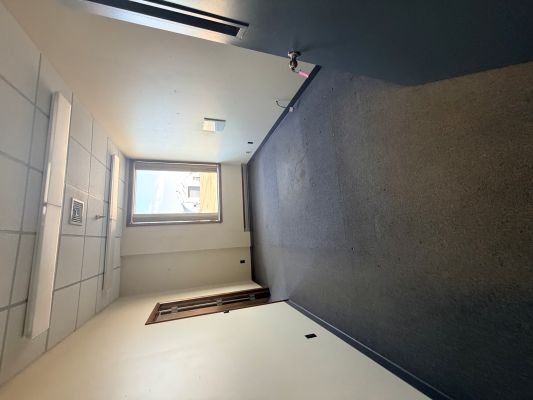Interior photo of Suite 100.